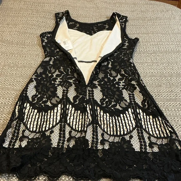 Chic Black Lace Midi Dress with cream lining - Picture 3 of 4